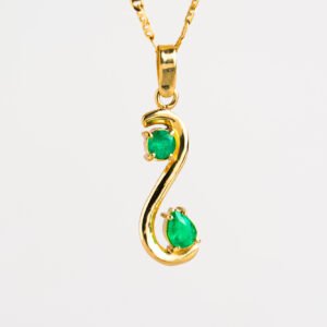 Dije en oro de 18K. Esmeraldas