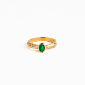 Anillo en oro amarillo de 18 Kilates. Esmeralda central con diamantes en tamaño ascendente