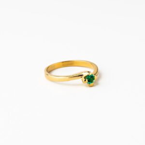 Anillo amarillo solitario 18 K con esmeralda