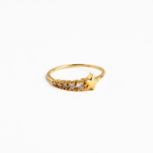 Anillo oro amarillo 18K con 5 circones y estrella