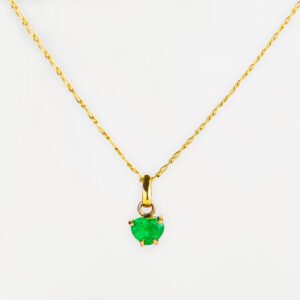 Dije en oro de 18K. Esmeraldas