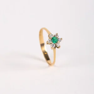 Anillo en oro amarillo 18 K marquesa circones esmeralda central