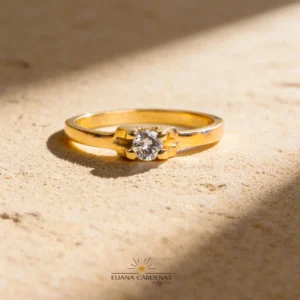 Anillo en oro amarillo 18K con diamante central