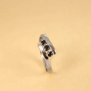 Anillo en oro blanco 18K con 3 zafiros naturales