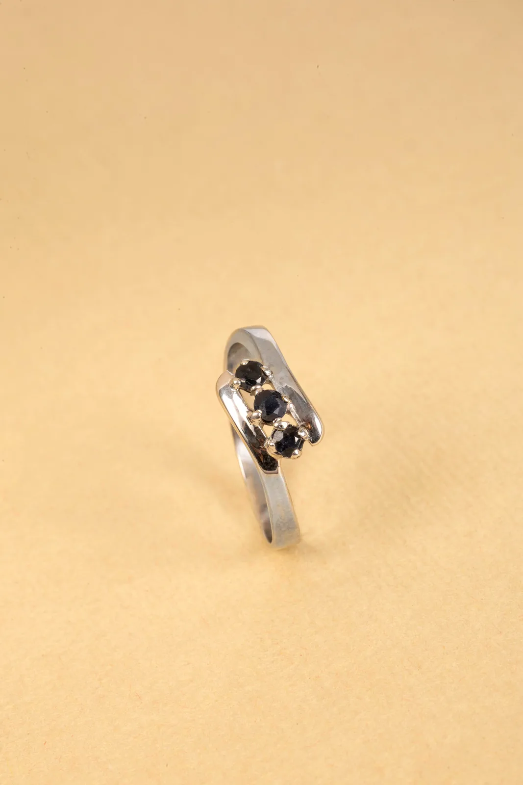 Anillo en oro blanco 18K con 3 zafiros naturales 1 Anillo en oro blanco 18K con 3 zafiros naturales