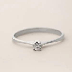Anillo en oro blanco de 18K con diamante natural