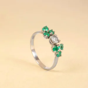 Anillo en oro blanco 18K diamante natural y 6 esmeraldas naturales