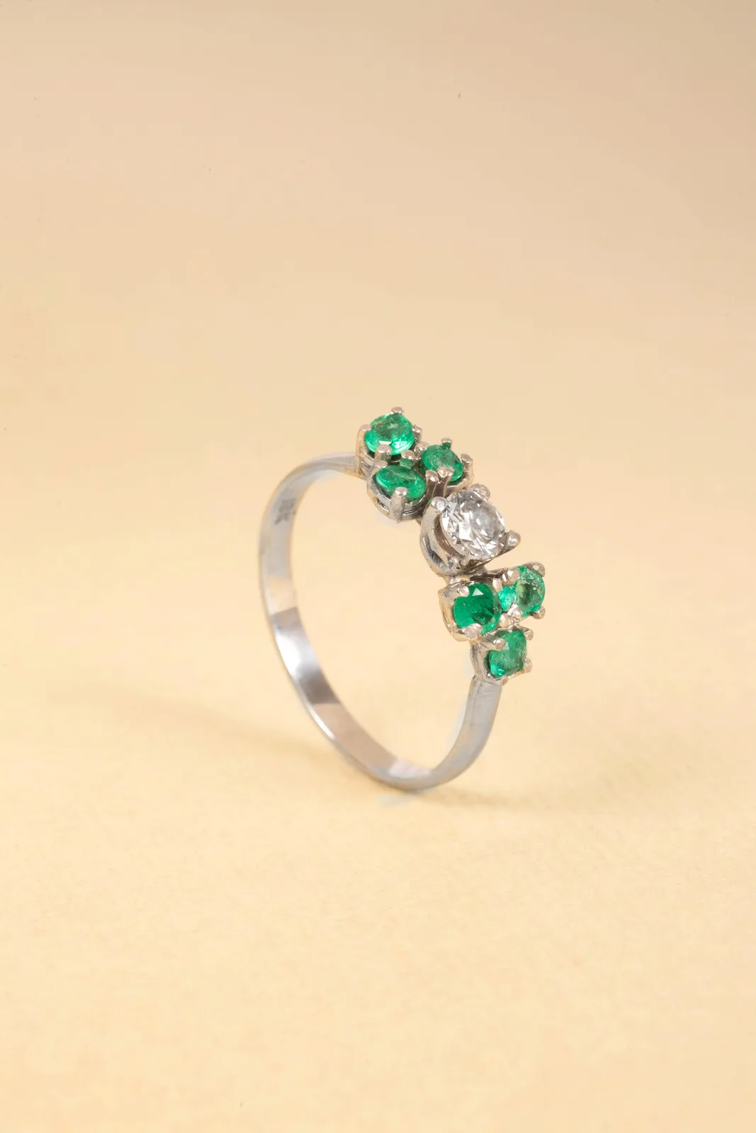 Anillo en oro blanco 18K diamante natural y 6 esmeraldas naturales 1 Anillo en oro blanco 18K diamante natural y 6 esmeraldas naturales