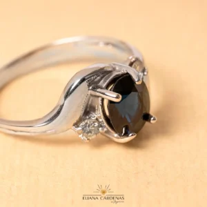 Anillo en oro blanco de 18K con zafiro natural y diamantes