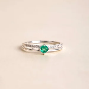Anillo en plata con esmeralda central y circones