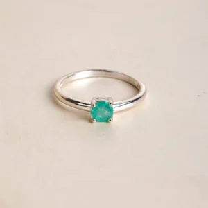 Anillo en plata con esmeralda natural