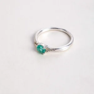 Anillo en plata con esmeralda natural y circones