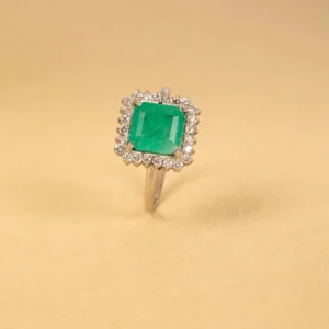 Anillo oro blanco 18K con esmeralda y 24 diamantes naturales
