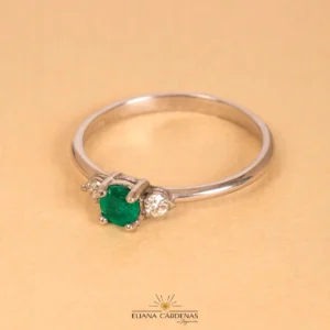 Anillos en oro blanco esmeralda diamantes