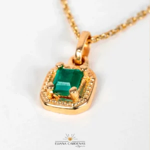 Cadena con dije con esmeralda y cadena de oro