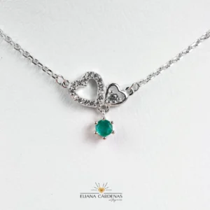 Cadena con dijes y esmeraldas