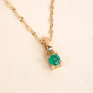 Dije en oro 18K con esmeralda natural