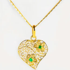 Dije en oro 18K filigrana corazón flor esmeralda