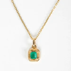 Dije en oro amarillo 18K con esmeralda natural