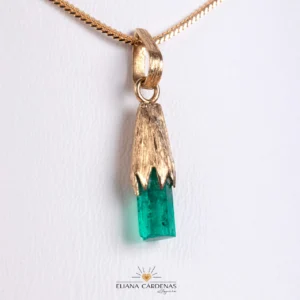 Dije en oro amarillo canutillo de esmeralda