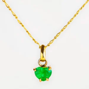Dije oro amarillo 18K corazón talla esmeralda