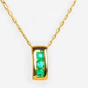 Gargantilla oro 18K con dije al carré esmeraldas