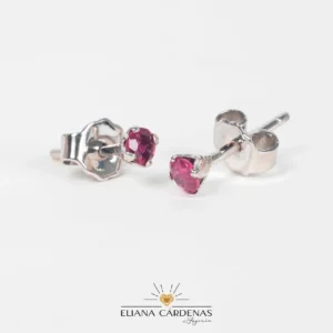 Topos en oro blanco de 18K con rubí natural